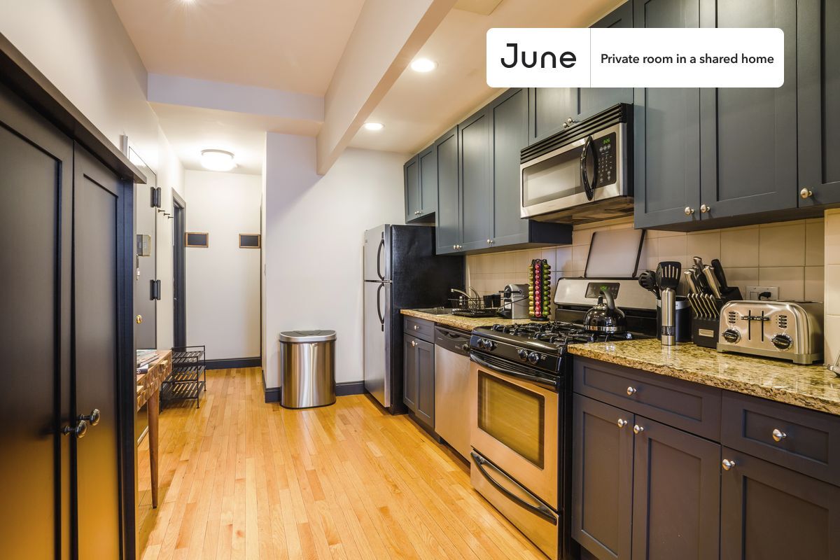 Building Photo - Private bedroom in 3 bed/1 bath Home