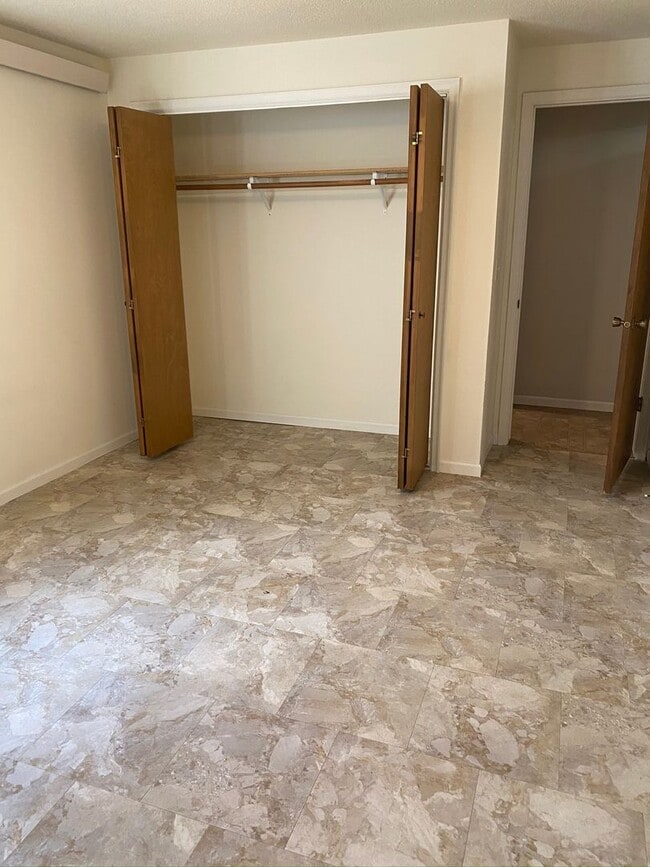Building Photo - 3 BEDROOM | 2 BATH | DOUBLE GARAGE | WEST