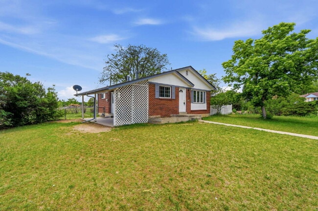 Building Photo - Charming 3-Bedroom with 2 Baths and Extra Room in Basement!