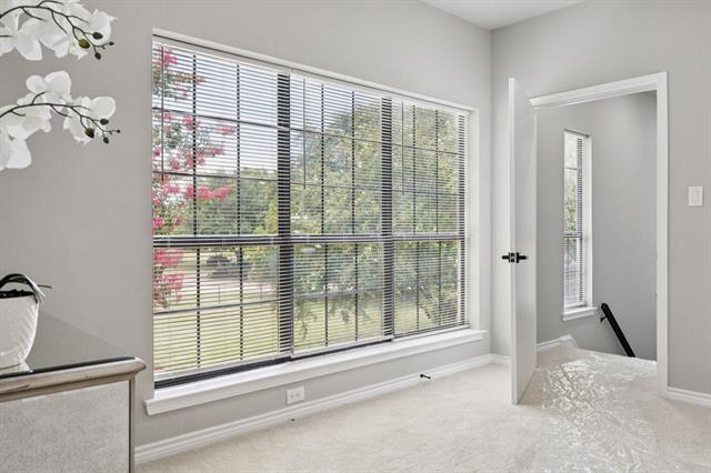 Building Photo - 10 Chisholm Trail