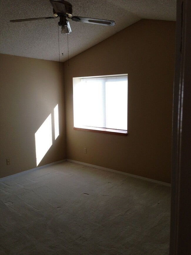 Building Photo - SW Bakersfield home!