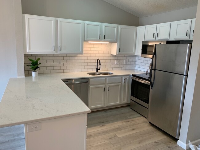 Building Photo - 1321 Lake Dr W