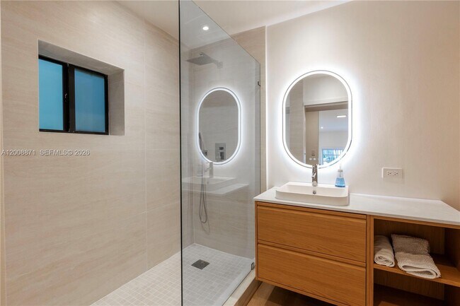 Building Photo - 3021 Coconut Grove Dr