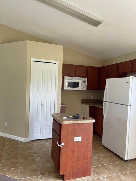 Building Photo - 14 Poplar Ct