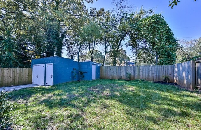Building Photo - 3 Bedroom 2 Bath Steps near Beltline