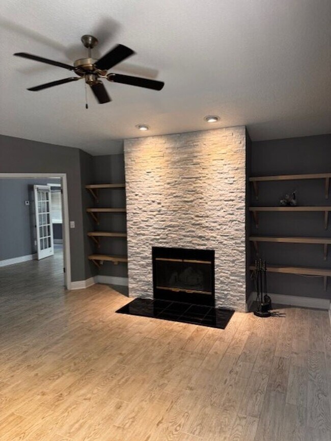Building Photo - Available Now! Absolutely gorgeous 3 bedro...