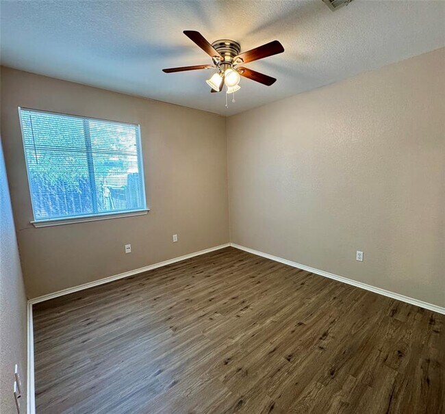 Building Photo - 1000 Horseman Cove