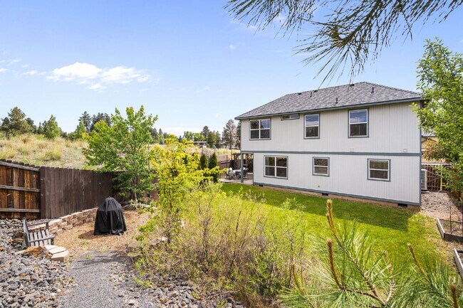 Building Photo - Spacious 3 Bed Home in Southeast Bend