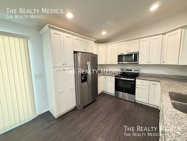 Building Photo - 303 Sequoia Dr