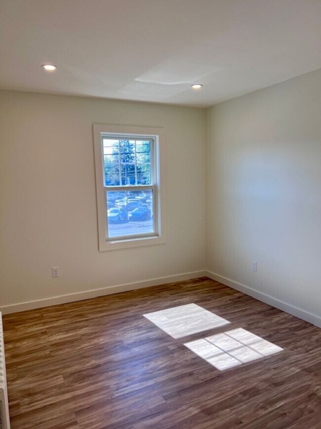 Building Photo - 549 Albany Ave