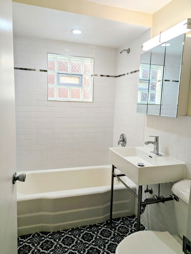 Building Photo - 6949 W Diversey Ave