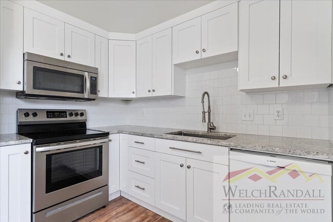 Building Photo - Beautifully Remodeled 3 Bed 2.5 Bath Townh...