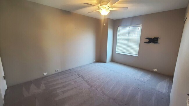 Building Photo - Pointe South Mountain 2-bedroom condo, gat...