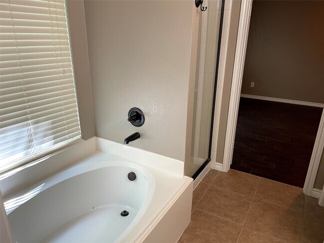 Building Photo - 2314 Colonial Springs Ln