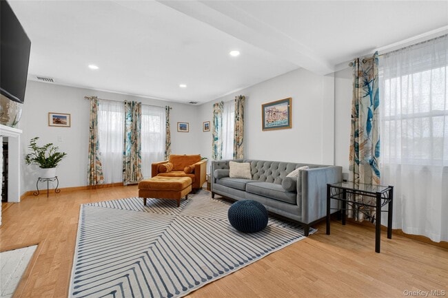 Building Photo - 22 Blossom Hill Dr