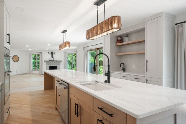 Building Photo - 5 Bed/4.5 Bath Undergrads OK Close to VT