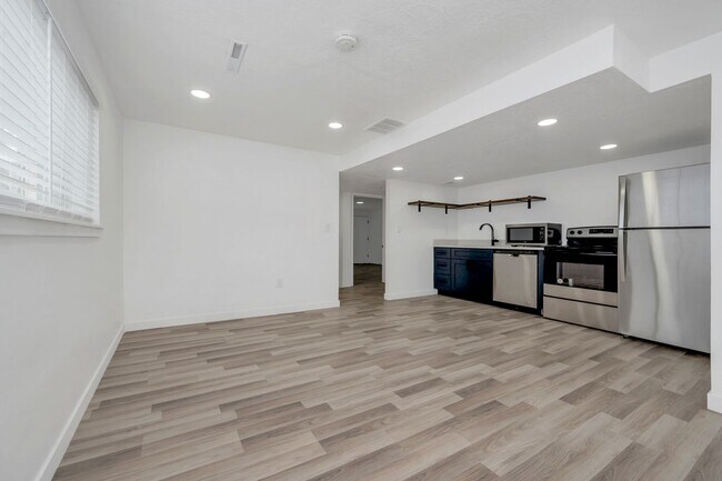 Building Photo - 2642-2642 S 800 E