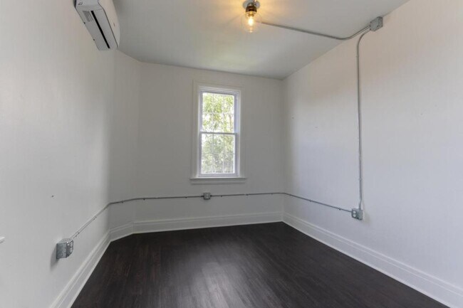 Building Photo - 713 Locust St
