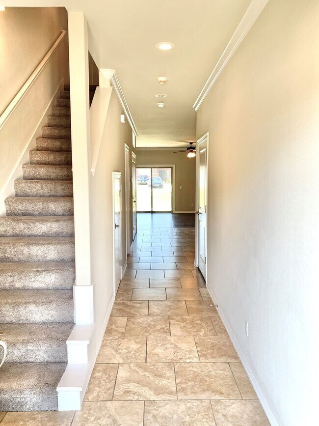 Building Photo - Townhome for Rent in Rogers - 3 bedrooms, ...