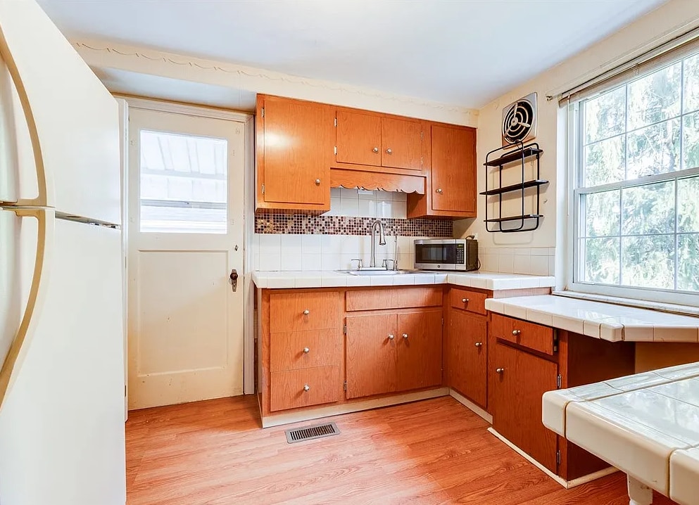 Kitchen with nice natural light - 133 Hamburg St