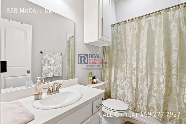 Building Photo - 828 McCall Dr