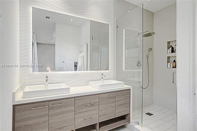 Building Photo - 650 NE 193rd Terrace