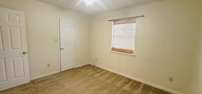 Building Photo - CLOSE TO CAMPUS 3/3 w/ Washer/Dryer, Lawn Maintenance Included, & More! $1900/month Avail startin...