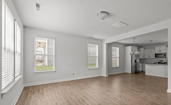 Building Photo - 2821 Shamrock Dr