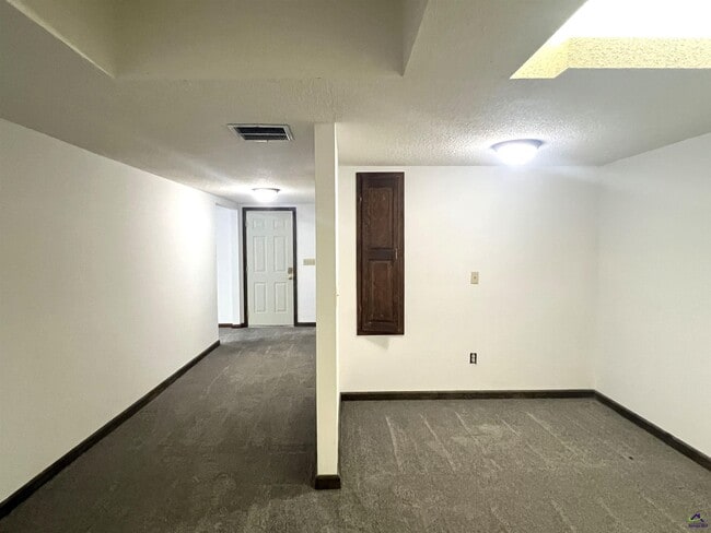 Building Photo - 136 River Knoll