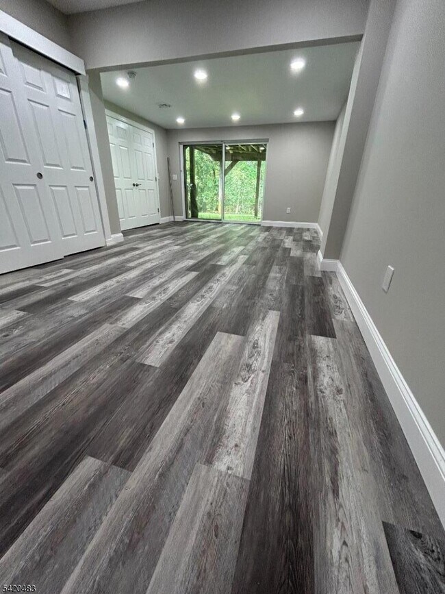 Building Photo - 220 Butternut Dr