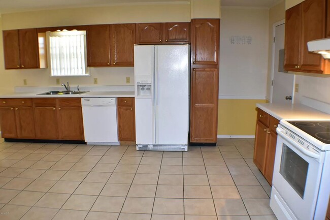 Building Photo - 3b/2Bth Home