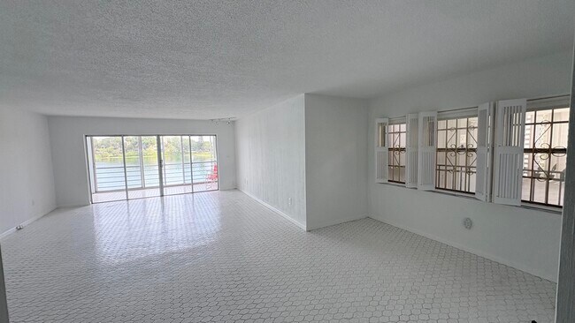Building Photo - 879 NE 195th St
