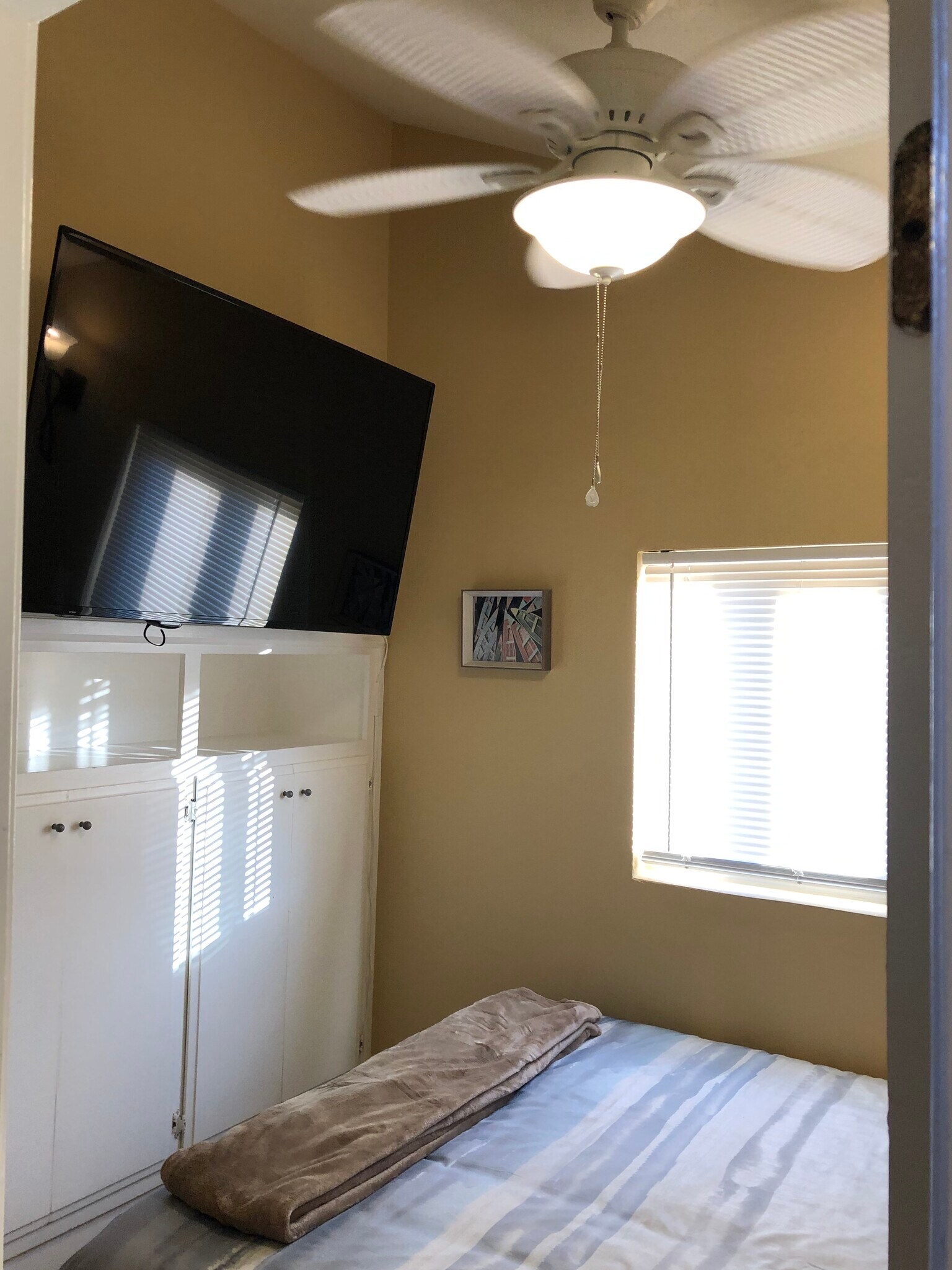 Mezzanine bedroom has built in dresser and its own large internet TV - 3261 Ocean Front Walk