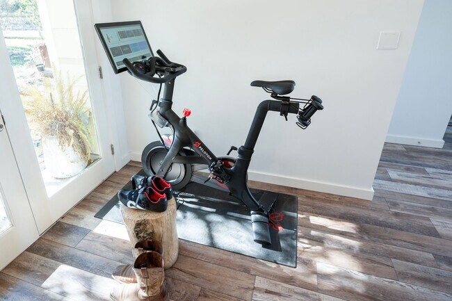 Building Photo - Extravagant 5 Star Vacation Home - Your Private Retreat in Hill Country, Wimberley Texas