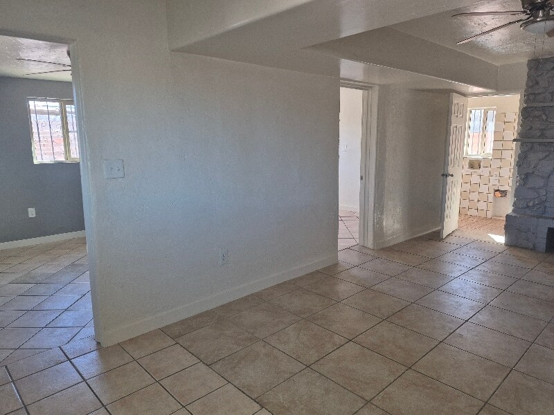 Building Photo - 613 W 41st St