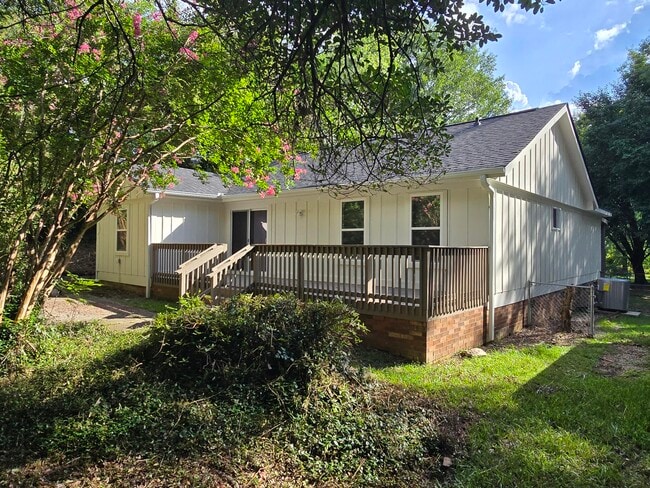 Building Photo - 469 Lawrence Dr