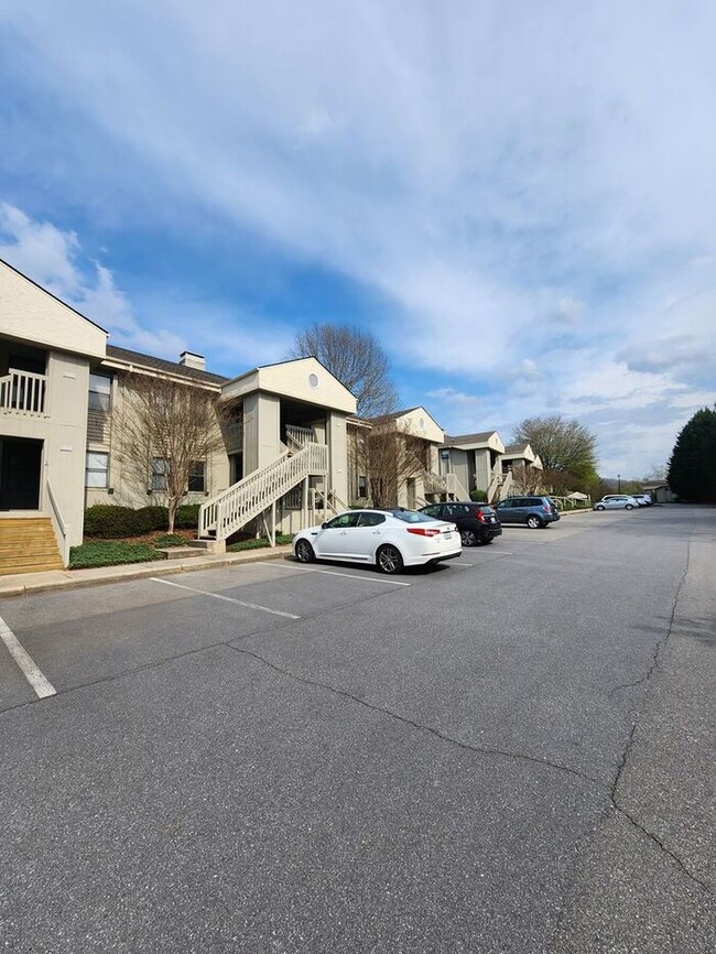 Building Photo - Asheville Condo Rental -Cloister Condominium