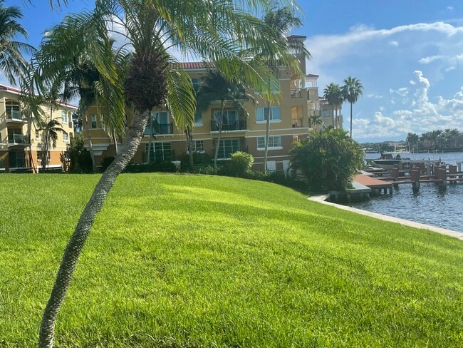 Building Photo - 1237 Hillsboro Mile