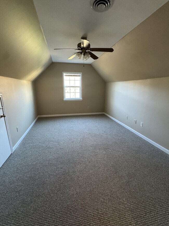 Building Photo - 6060 Oxbridge Dr