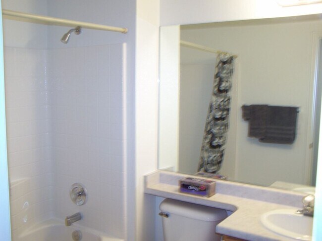 Building Photo - Cozy 2 Bed 2 Bath