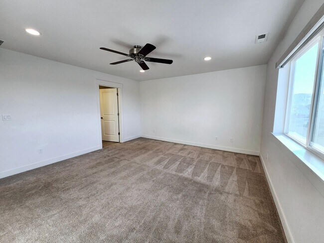 Building Photo - Spacious 3 bed/2.5 bath Townhouse - Gorgeo...