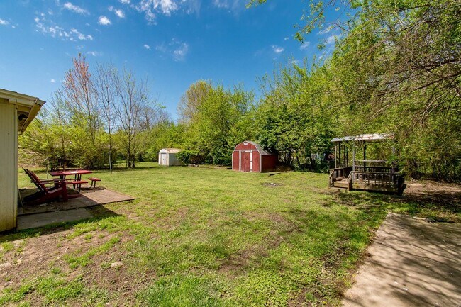 Building Photo - 3 Bedroom 2 Bath Home Walking Distance to Campus!