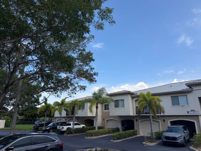 Building Photo - 1500 Crestwood Ct S