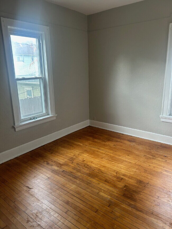 Building Photo - Large first floor two bedroom with bonus r...