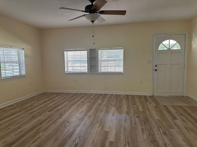 Building Photo - 2 Bedroom Home Available Now