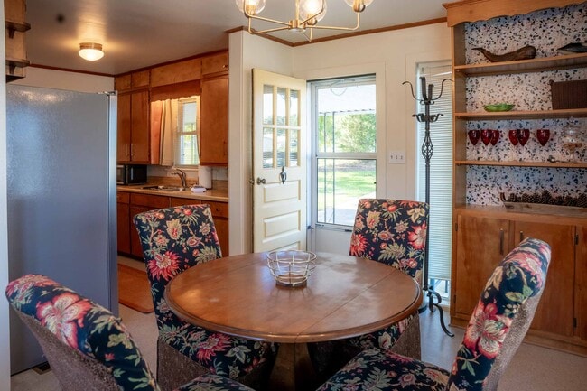 Building Photo - 1806 W Main St