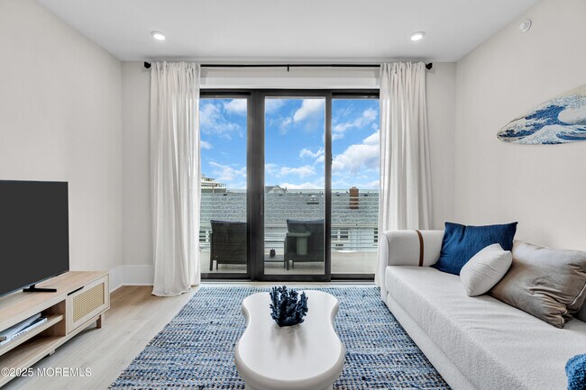 Building Photo - 218 3rd Ave