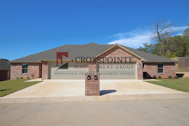 Building Photo - Beautiful 3 Bedroom 2 Bathroom Townhouse in South Tyler!