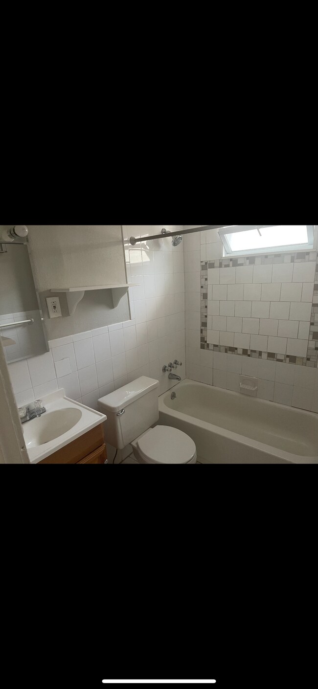 Building Photo - 224 Saint Lawrence Ave