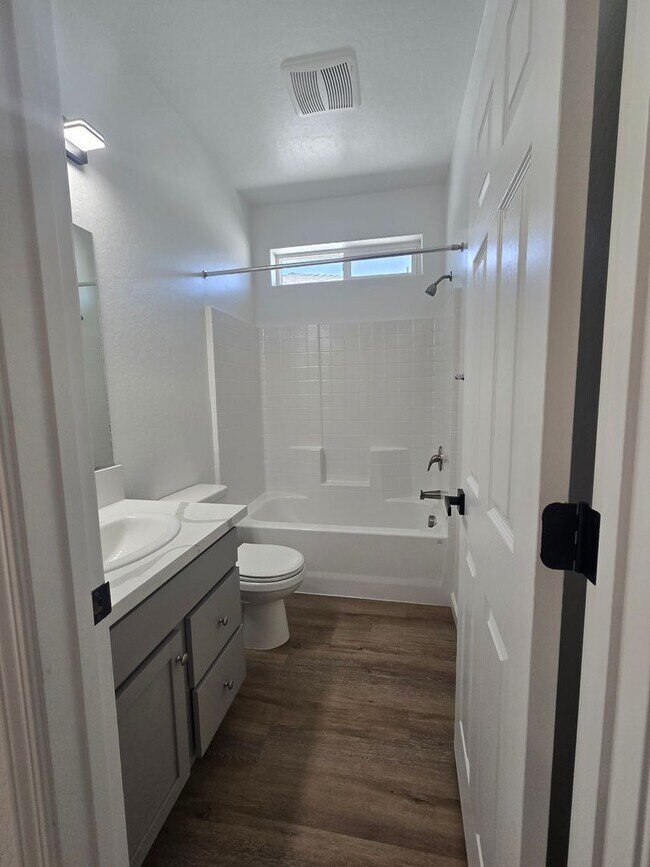 Building Photo - 1057 Buena Vis Ln